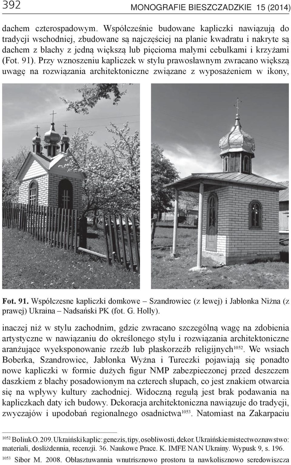 (Fot. 91). Przy wznoszeniu kapliczek w stylu prawosławnym zwracano większą uwagę na rozwiązania architektoniczne związane z wyposażeniem w ikony, Fot. 91. Współczesne kapliczki domkowe Szandrowiec (z lewej) i Jabłonka Niżna (z prawej) Ukraina Nadsański PK (fot.