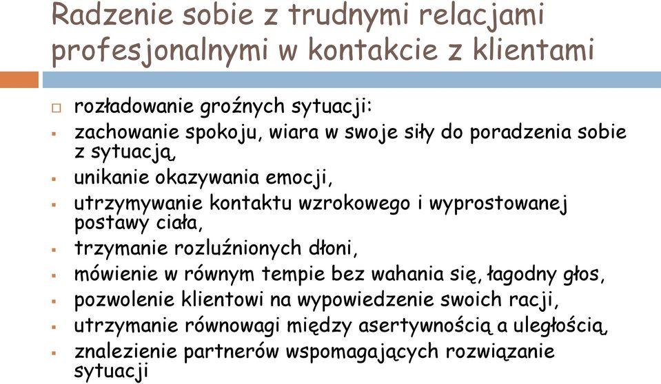 postawy ciała, trzymanie rozluźnionych dłoni, mówienie w równym tempie bez wahania się, łagodny głos, pozwolenie klientowi na