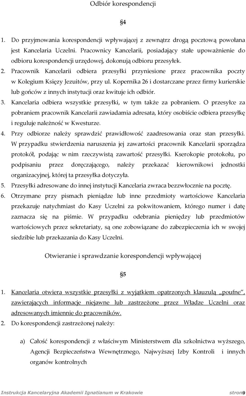 Pracownik Kancelarii odbiera przesyłki przyniesione przez pracownika poczty w Kolegium Księzy Jezuitów, przy ul.