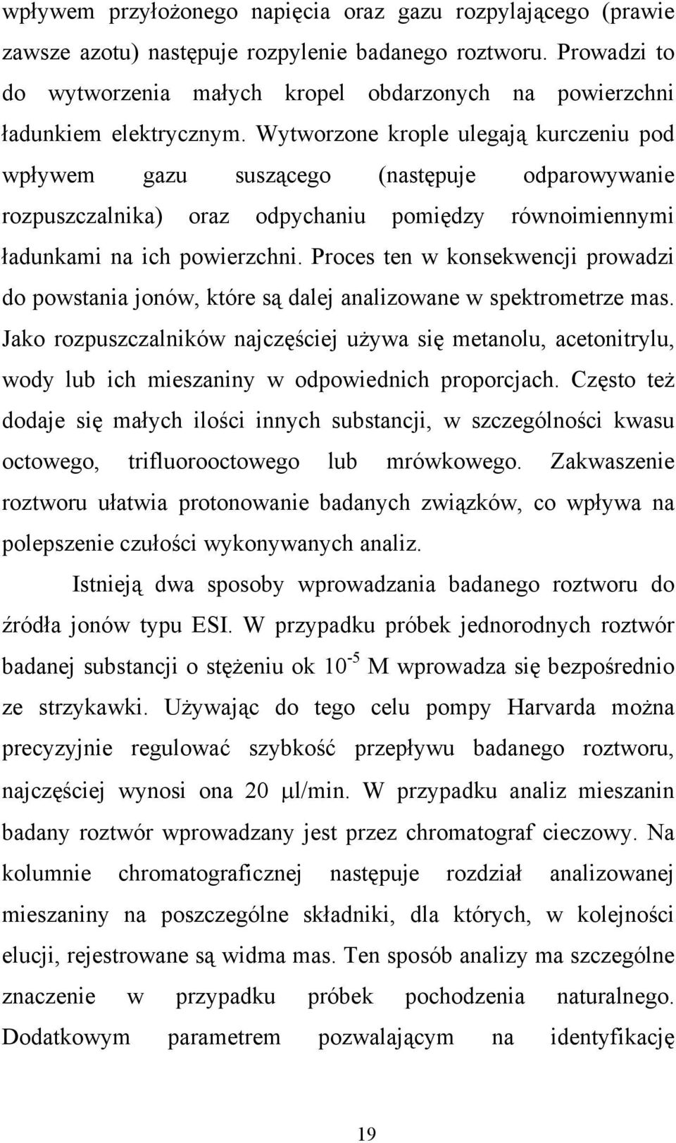 Wytworzone krople ulegają kurczeniu pod wpływem gazu suszącego (następuje odparowywanie rozpuszczalnika) oraz odpychaniu pomiędzy równoimiennymi ładunkami na ich powierzchni.