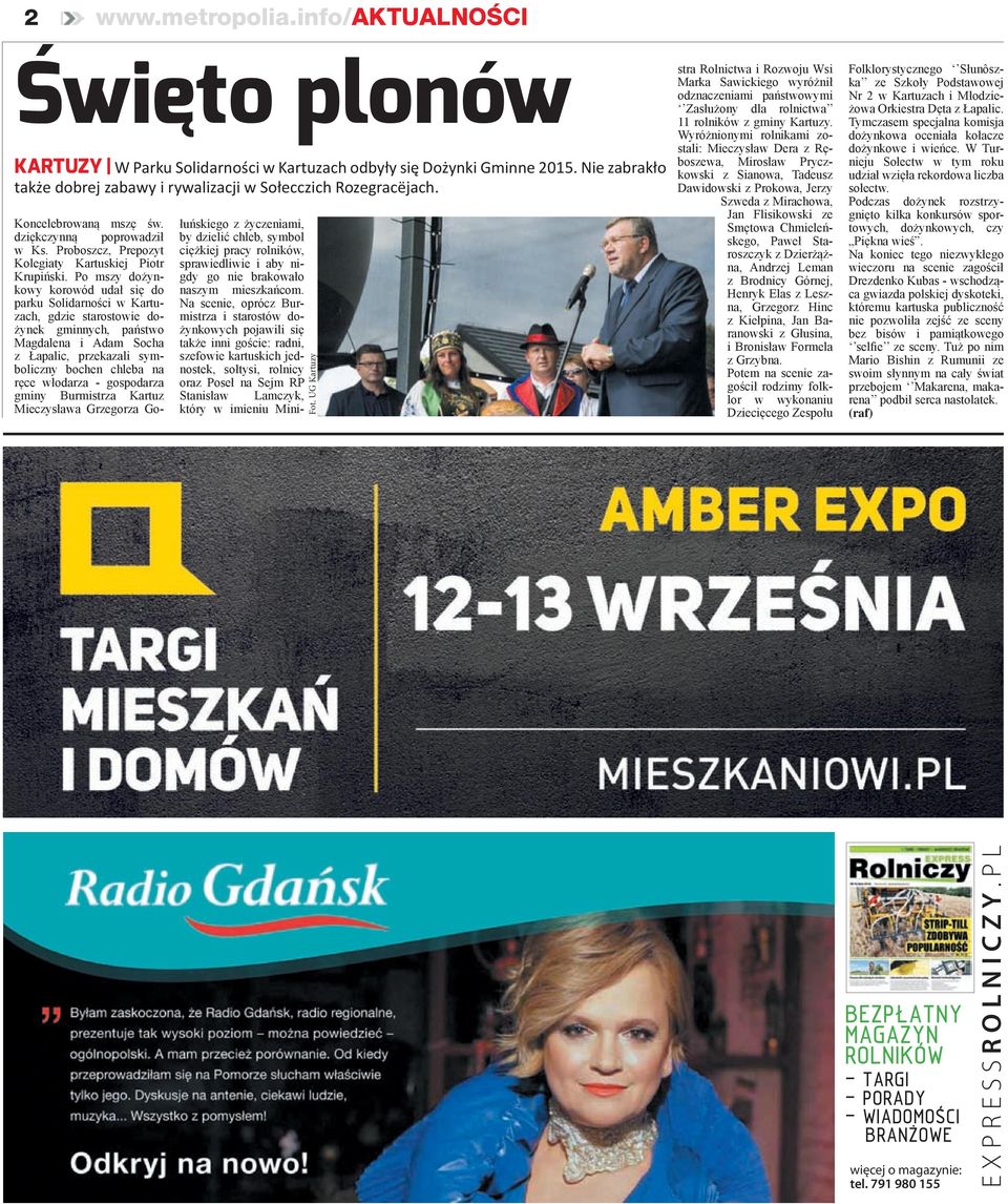 Po mszy dożynkowy korowód udał się do parku Solidarności w Kartuzach, gdzie starostowie dożynek gminnych, państwo Magdalena i Adam Socha z Łapalic, przekazali symboliczny bochen chleba na ręce