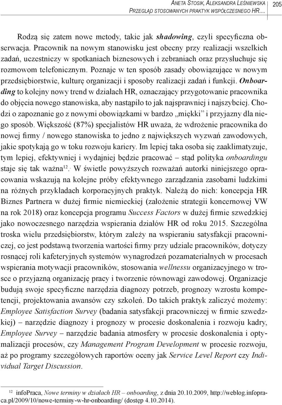 Poznaje w ten sposób zasady obowiązujące w nowym przedsiębiorstwie, kulturę organizacji i sposoby realizacji zadań i funkcji.