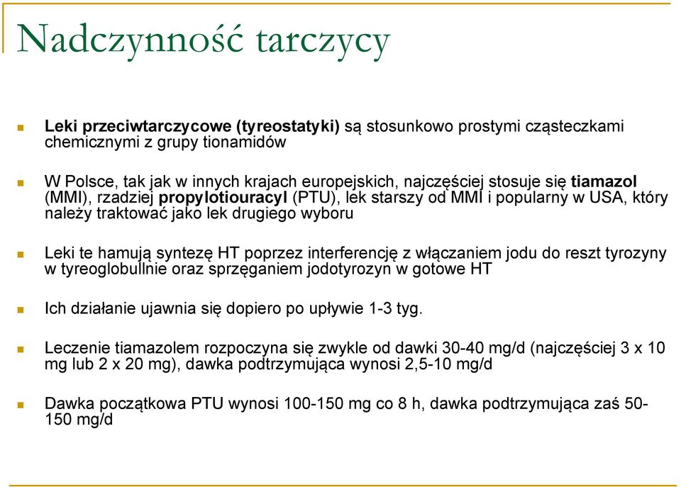 interferencję z włączaniem jodu do reszt tyrozyny w tyreoglobullnie oraz sprzęganiem jodotyrozyn w gotowe HT Ich działanie ujawnia się dopiero po upływie 1-3 tyg.