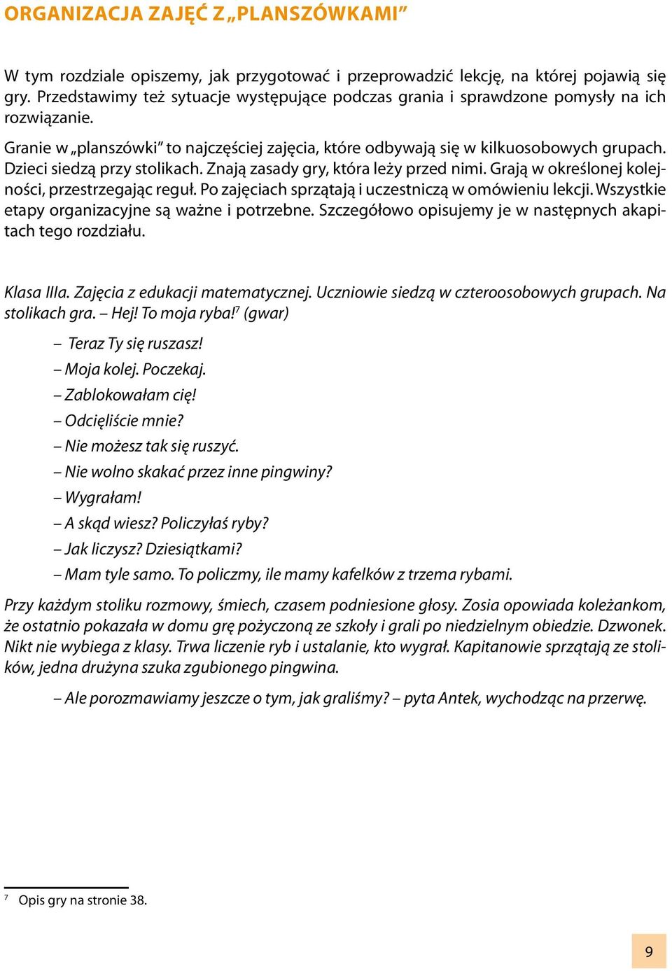 Dzieci siedzą przy stolikach. Znają zasady gry, która leży przed nimi. Grają w określonej kolejności, przestrzegając reguł. Po zajęciach sprzątają i uczestniczą w omówieniu lekcji.