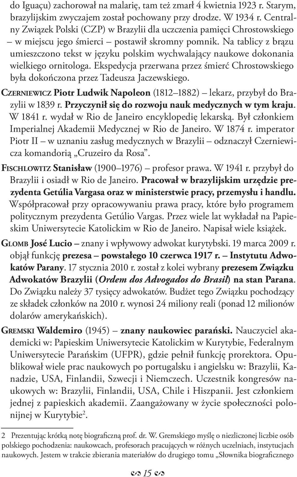 Na tablicy z brązu umieszczono tekst w języku polskim wychwalający naukowe dokonania wielkiego ornitologa. Ekspedycja przerwana przez śmierć Chrostowskiego była dokończona przez Tadeusza Jaczewskiego.