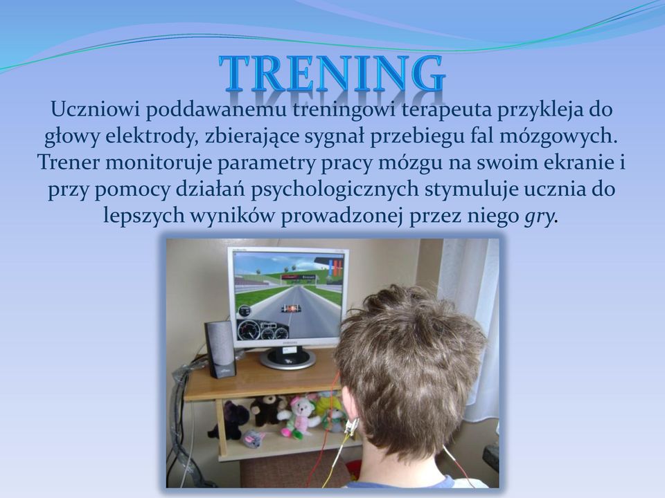 Trener monitoruje parametry pracy mózgu na swoim ekranie i przy