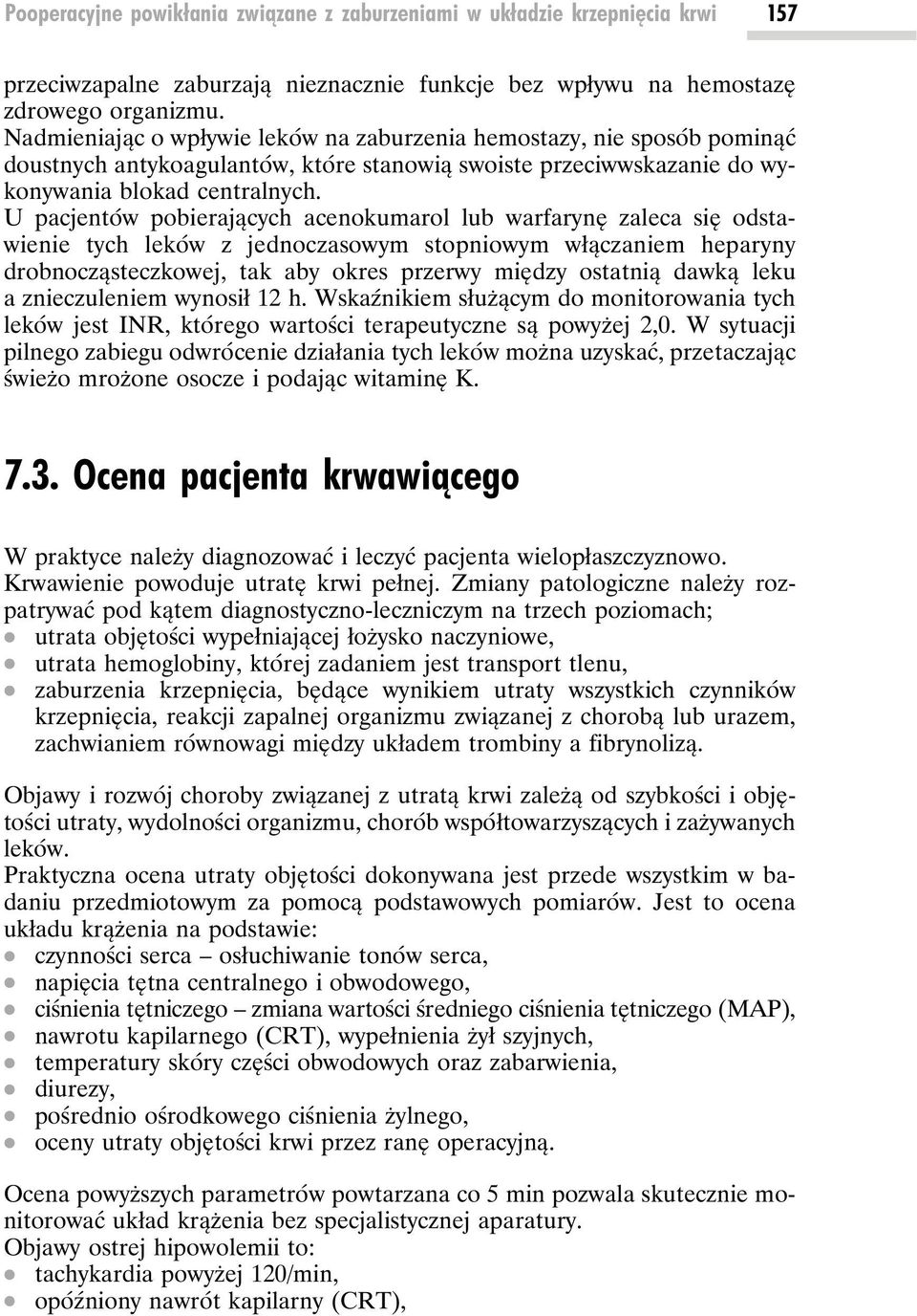 U pacjentów pobierających acenokumarol lub warfarynę zaleca się odstawienie tych leków z jednoczasowym stopniowym włączaniem heparyny drobnocząsteczkowej, tak aby okres przerwy między ostatnią dawką