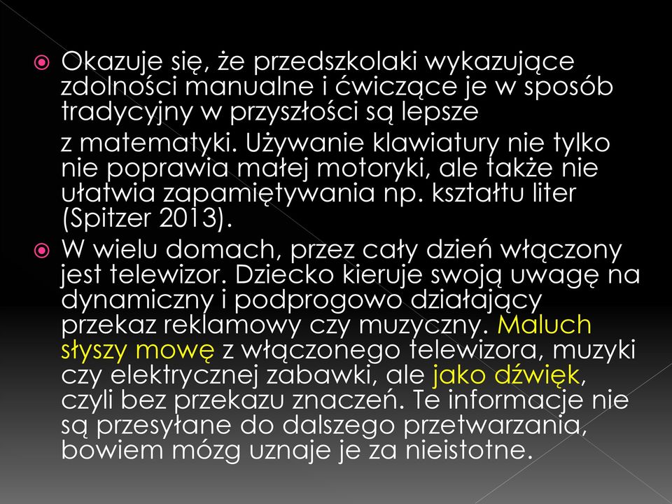 W wielu domach, przez cały dzień włączony jest telewizor. Dziecko kieruje swoją uwagę na dynamiczny i podprogowo działający przekaz reklamowy czy muzyczny.