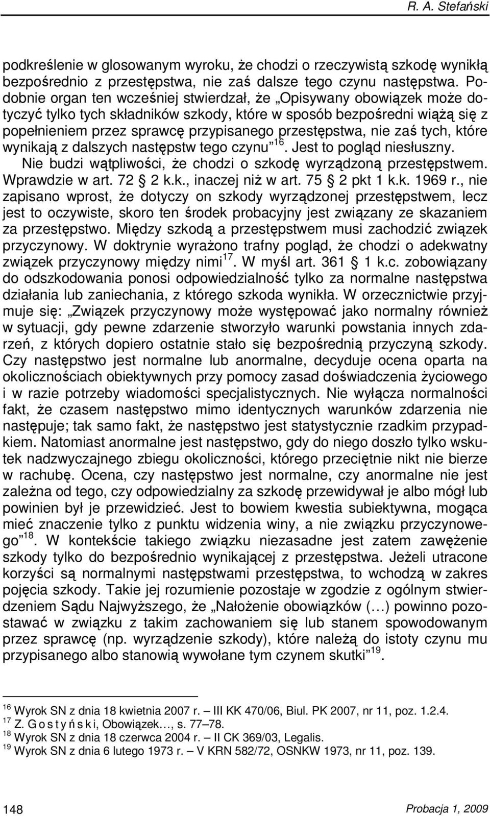 przestępstwa, nie zaś tych, które wynikają z dalszych następstw tego czynu 16. Jest to pogląd niesłuszny. Nie budzi wątpliwości, Ŝe chodzi o szkodę wyrządzoną przestępstwem. Wprawdzie w art. 72 2 k.k., inaczej niŝ w art.