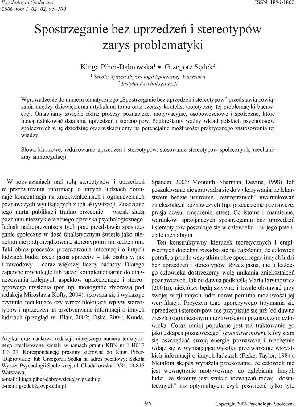 kontekst teoretyczny tej problematyki badawczej. Omawiamy zwięźle różne procesy poznawcze, motywacyjne, osobowościowe i społeczne, które mogą redukować działanie uprzedzeń i stereotypów.