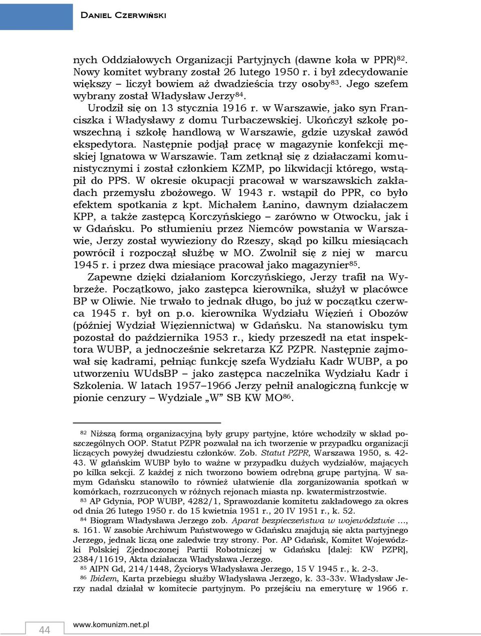 Ukończył szkołę powszechną i szkołę handlową w Warszawie, gdzie uzyskał zawód ekspedytora. Następnie podjął pracę w magazynie konfekcji męskiej Ignatowa w Warszawie.