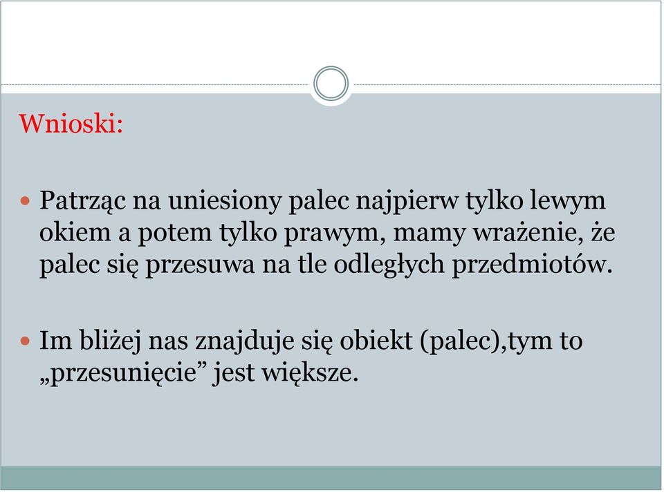przesuwa na tle odległych przedmiotów.