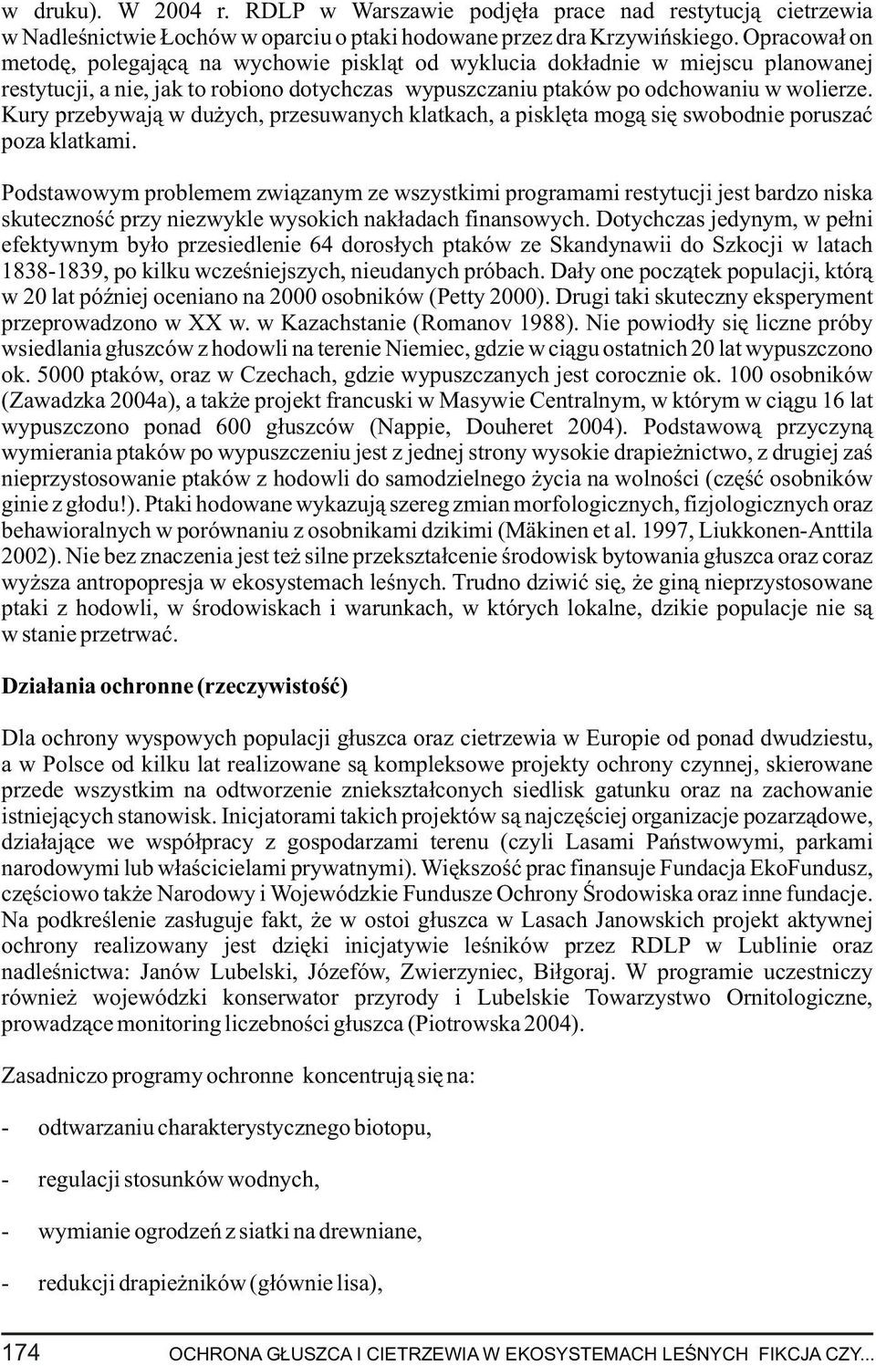 Kury przebywaj¹ w du ych, przesuwanych klatkach, a pisklêta mog¹ siê swobodnie poruszaæ poza klatkami.