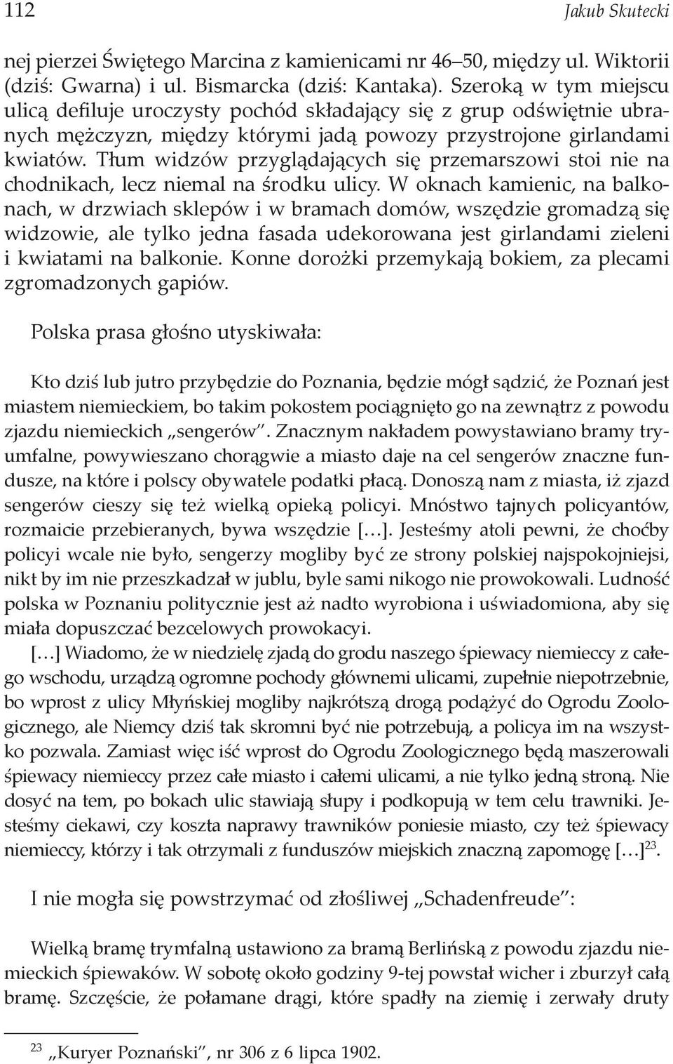 Tłum widzów przyglądających się przemarszowi stoi nie na chodnikach, lecz niemal na środku ulicy.