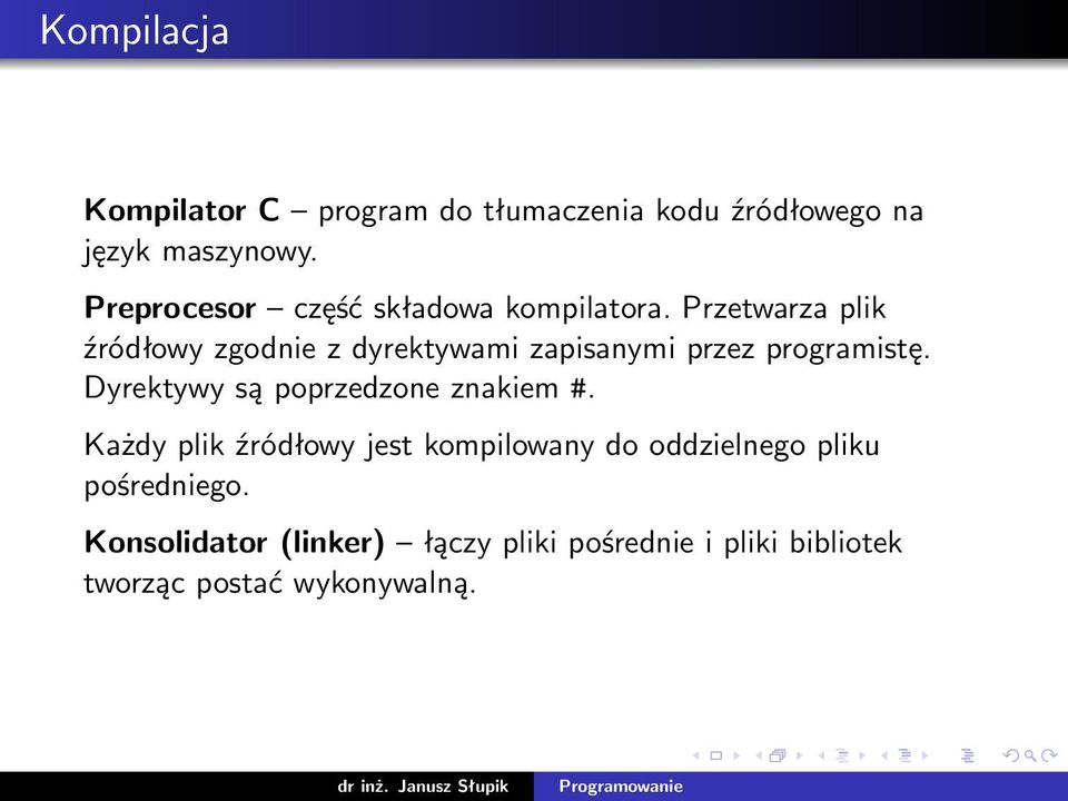 Przetwarza plik źródłowy zgodnie z dyrektywami zapisanymi przez programistę.