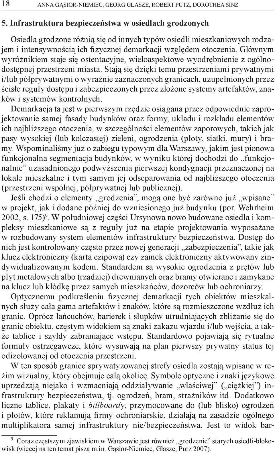 Głównym wyróżnikiem staje się ostentacyjne, wieloaspektowe wyodrębnienie z ogólnodostępnej przestrzeni miasta.