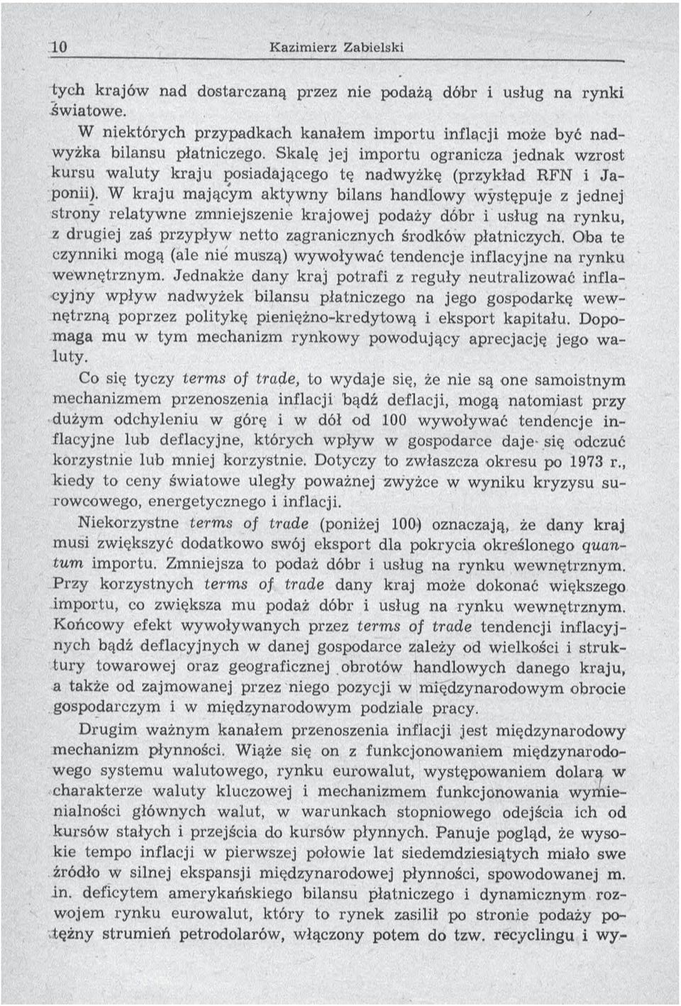 W k raju m ającym aktyw ny bilans handlow y w ystępuje z jednej strony relatyw ne zm niejszenie krajow ej podaży dóbr i usług na rynku, z drugiej zaś przypływ netto zagranicznych środków płatniczych.