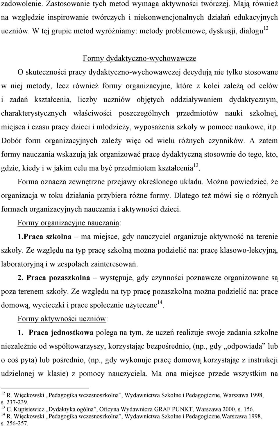 również formy organizacyjne, które z kolei zależą od celów i zadań kształcenia, liczby uczniów objętych oddziaływaniem dydaktycznym, charakterystycznych właściwości poszczególnych przedmiotów nauki