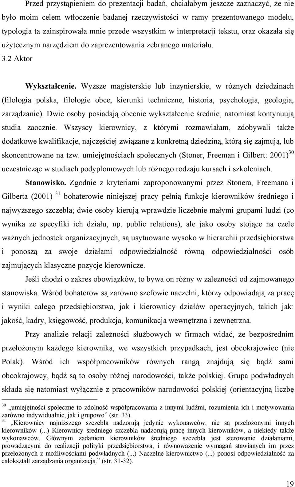 Wyższe magisterskie lub inżynierskie, w różnych dziedzinach (filologia polska, filologie obce, kierunki techniczne, historia, psychologia, geologia, zarządzanie).