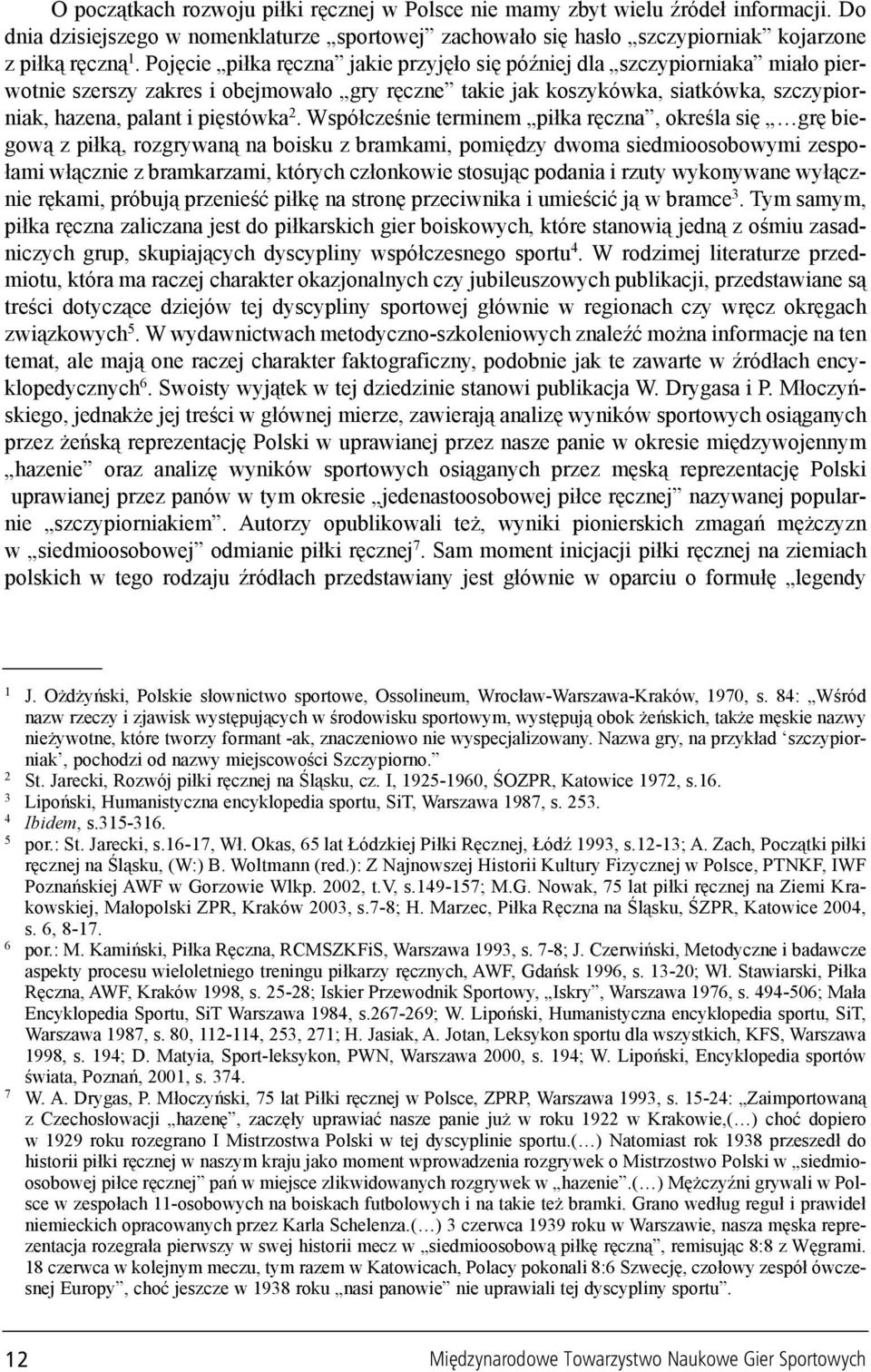 Wspó³czeœnie terminem pi³ka rêczna, okreœla siê grê biegow¹ z pi³k¹, rozgrywan¹ na boisku z bramkami, pomiêdzy dwoma siedmioosobowymi zespo- ³ami w³¹cznie z bramkarzami, których cz³onkowie stosuj¹c