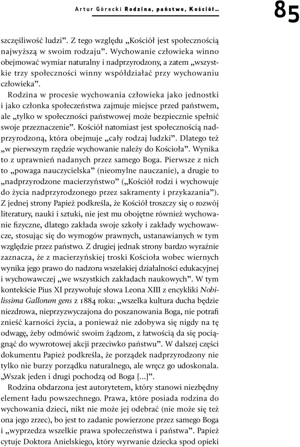 Rodzina w procesie wychowania człowieka jako jednostki i jako członka społeczeństwa zajmuje miejsce przed państwem, ale tylko w społeczności państwowej może bezpiecznie spełnić swoje przeznaczenie.