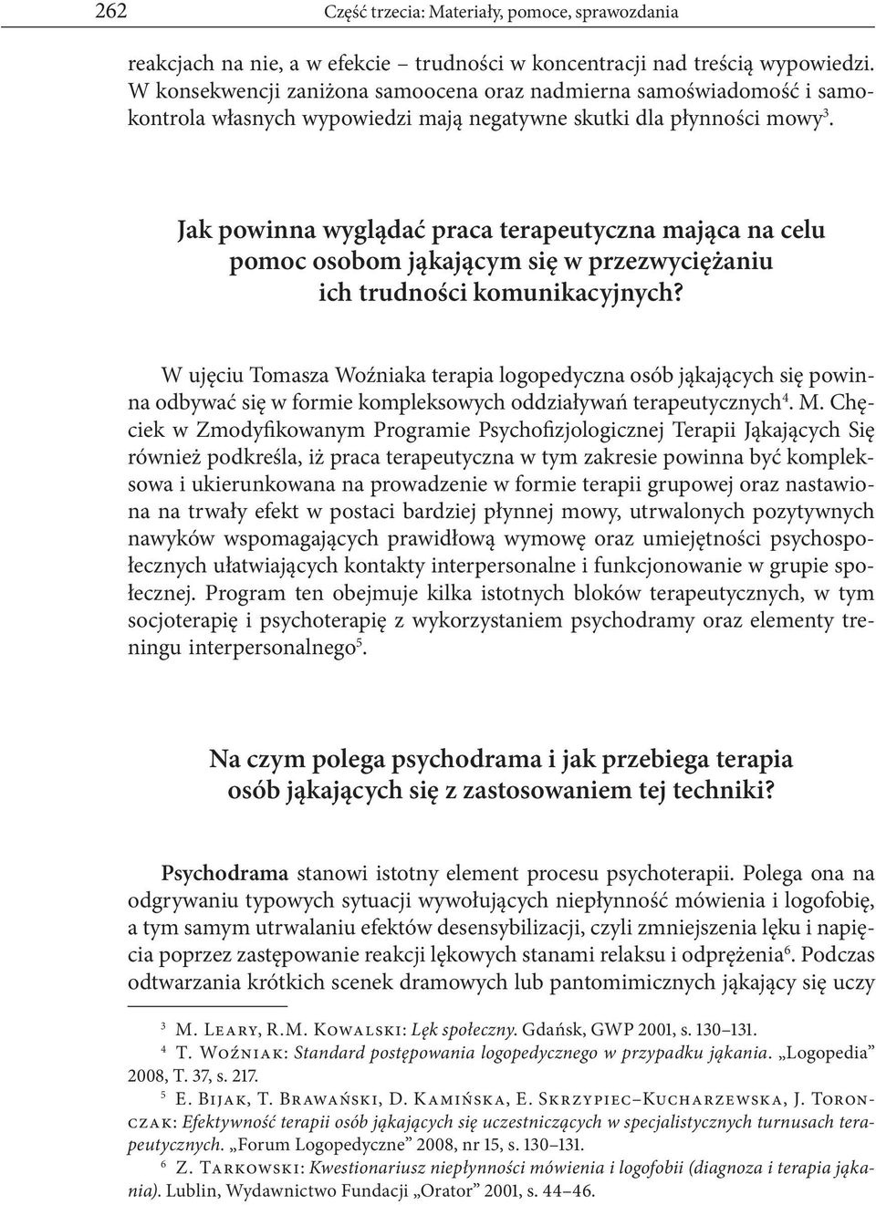 Jak powinna wyglądać praca terapeutyczna mająca na celu pomoc osobom jąkającym się w przezwyciężaniu ich trudności komunikacyjnych?