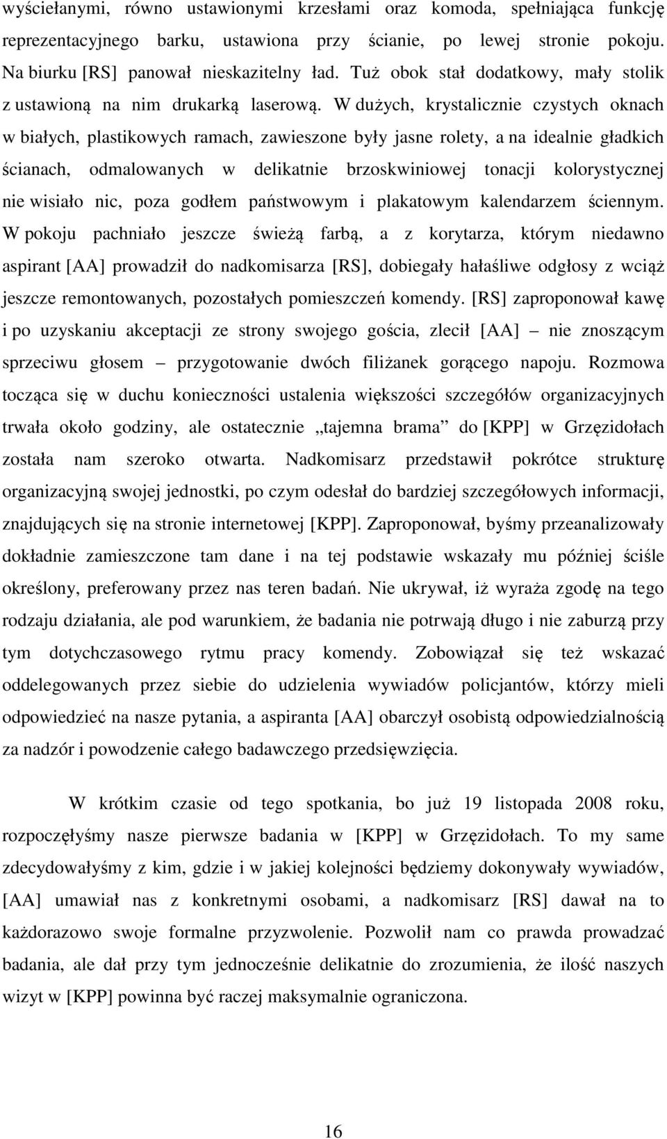 W dużych, krystalicznie czystych oknach w białych, plastikowych ramach, zawieszone były jasne rolety, a na idealnie gładkich ścianach, odmalowanych w delikatnie brzoskwiniowej tonacji kolorystycznej