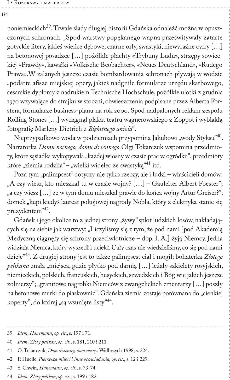 niewyraźne cyfry [ ] na betonowej posadzce [ ] pożółkłe płachty «Trybuny Ludu, strzępy sowieckiej «Prawdy, kawałki «Volkische Beobachter, «Neues Deutschland, «Rudego Prawa.