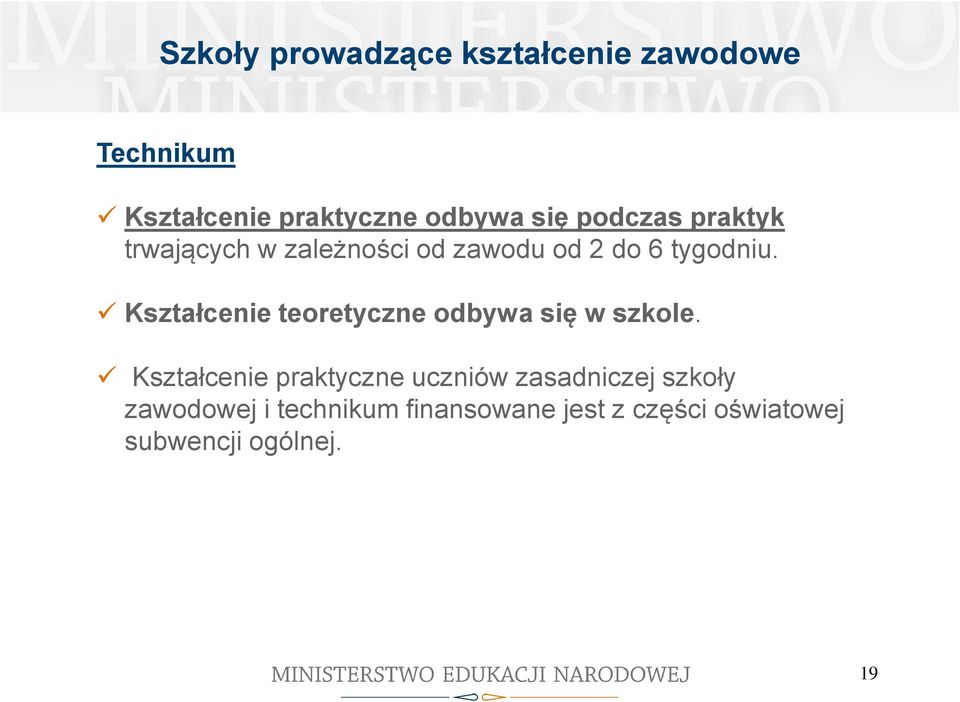 Kształcenie teoretyczne odbywa się w szkole.