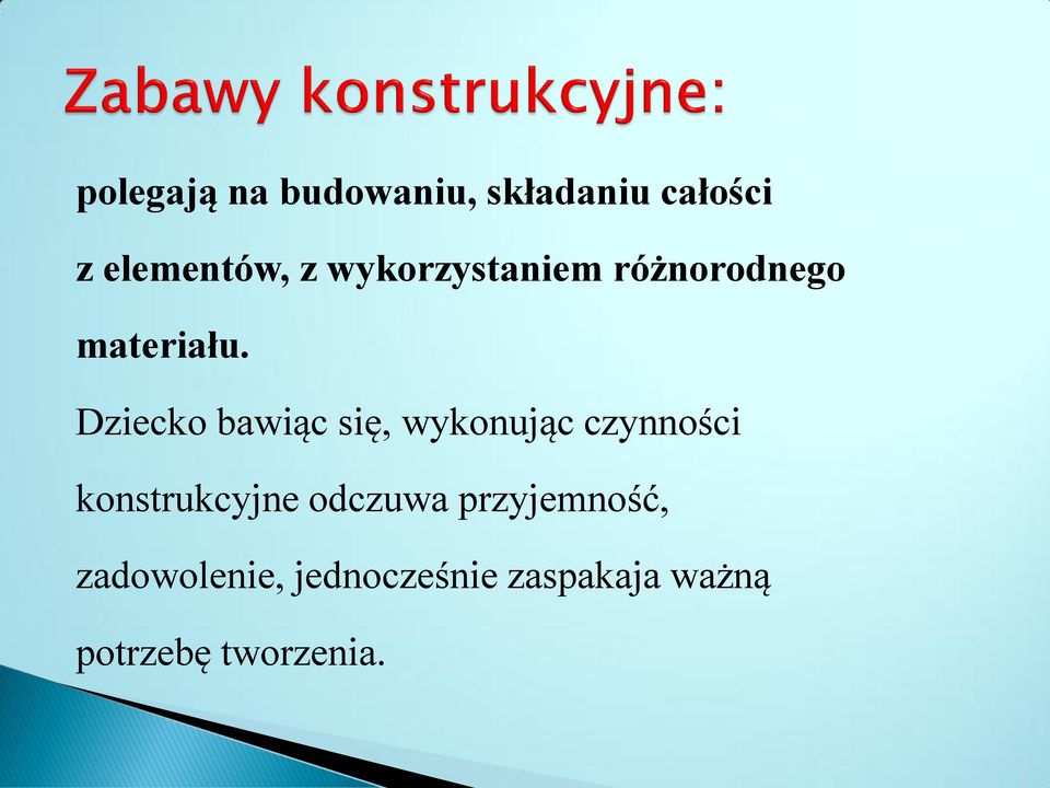 Dziecko bawiąc się, wykonując czynności konstrukcyjne