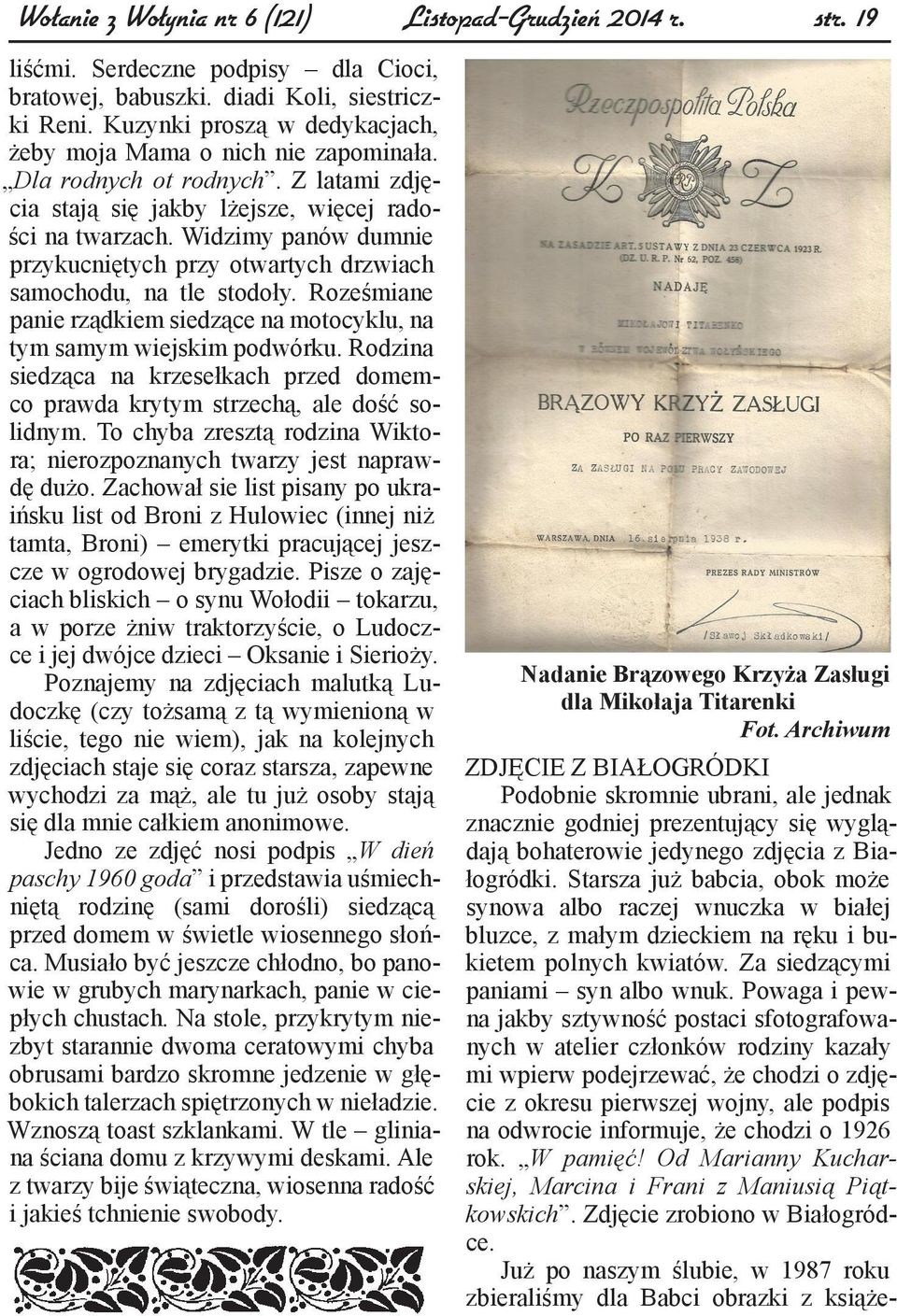 Widzimy panów dumnie przykucniętych przy otwartych drzwiach samochodu, na tle stodoły. Roześmiane panie rządkiem siedzące na motocyklu, na tym samym wiejskim podwórku.