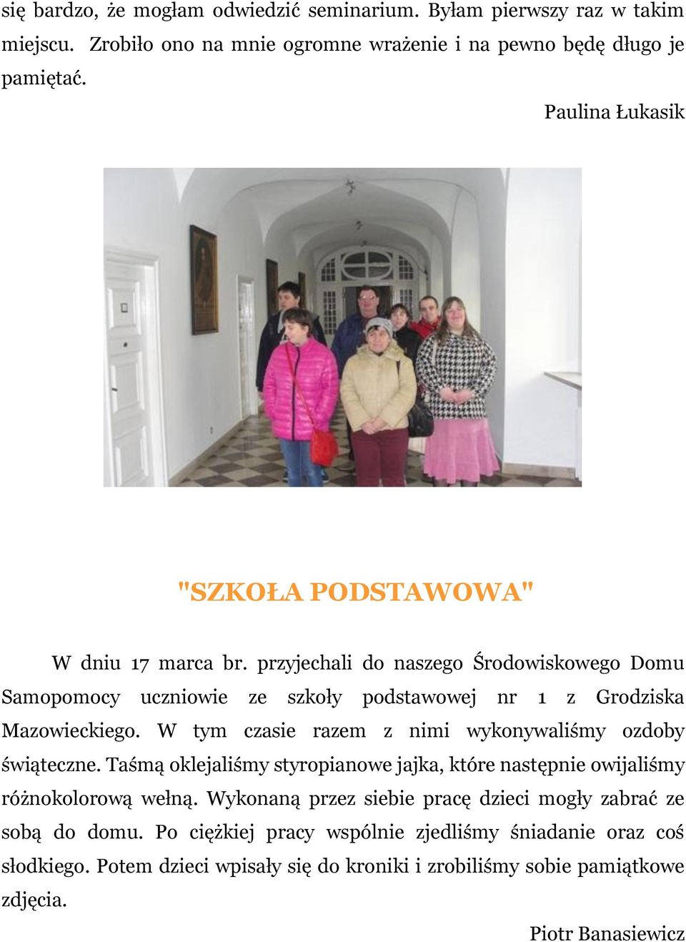 W tym czasie razem z nimi wykonywaliśmy ozdoby świąteczne. Taśmą oklejaliśmy styropianowe jajka, które następnie owijaliśmy różnokolorową wełną.