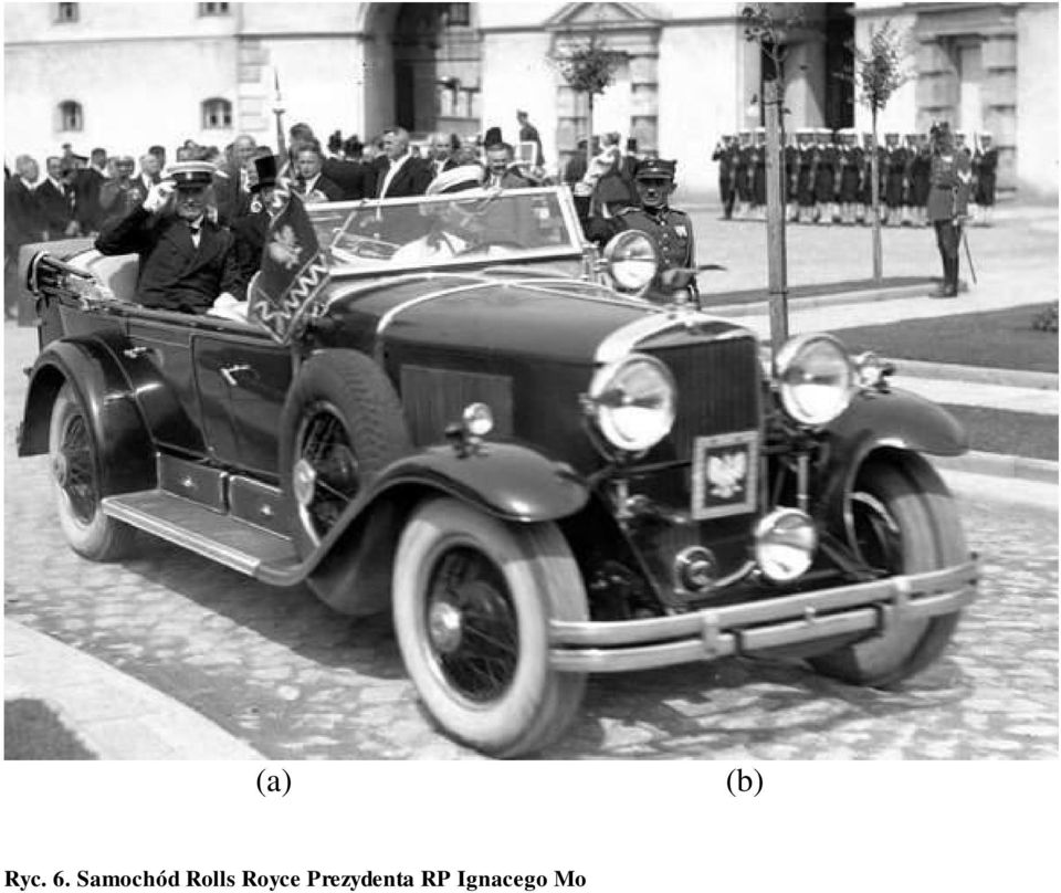 1-P-3543-161] Interesuj cym weksylium jest widoczny na powy szym zdj ciu po prawej stronie pojazdu lu no zwisaj cy proporzec przymocowany do pr ta zako czonego grotem.