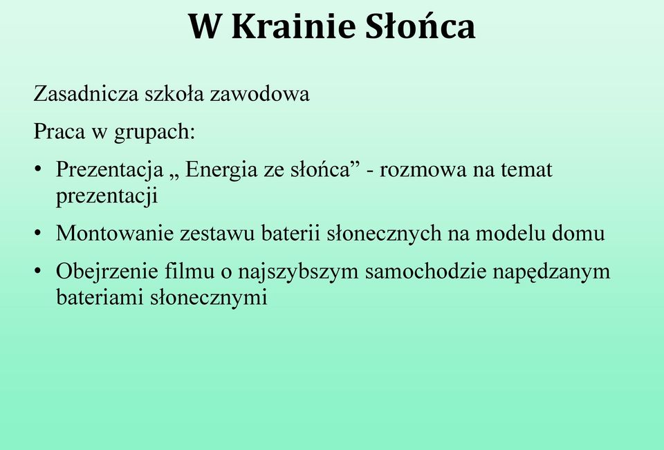 Montowanie zestawu baterii słonecznych na modelu domu