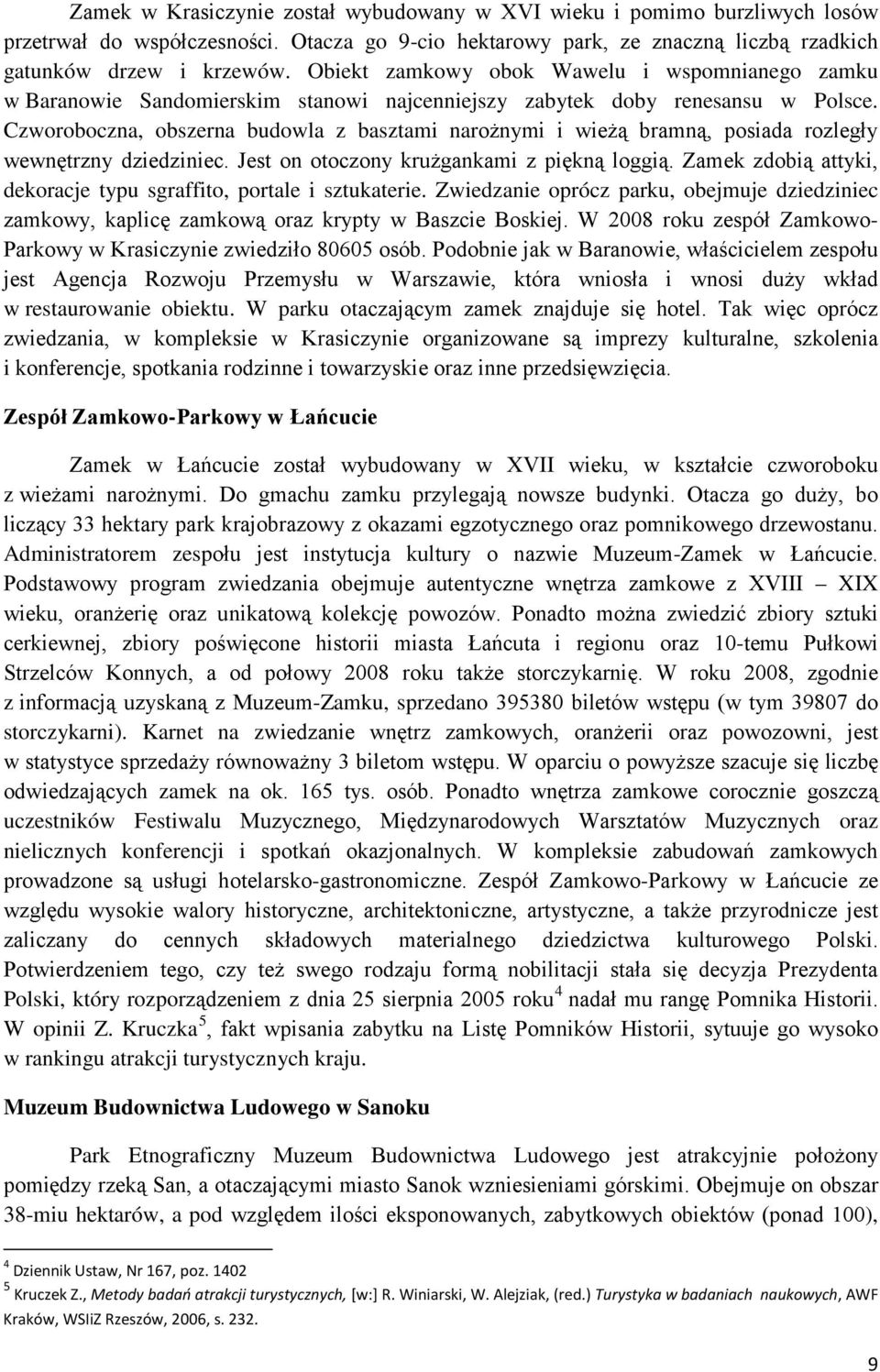 Czworoboczna, obszerna budowla z basztami narożnymi i wieżą bramną, posiada rozległy wewnętrzny dziedziniec. Jest on otoczony krużgankami z piękną loggią.