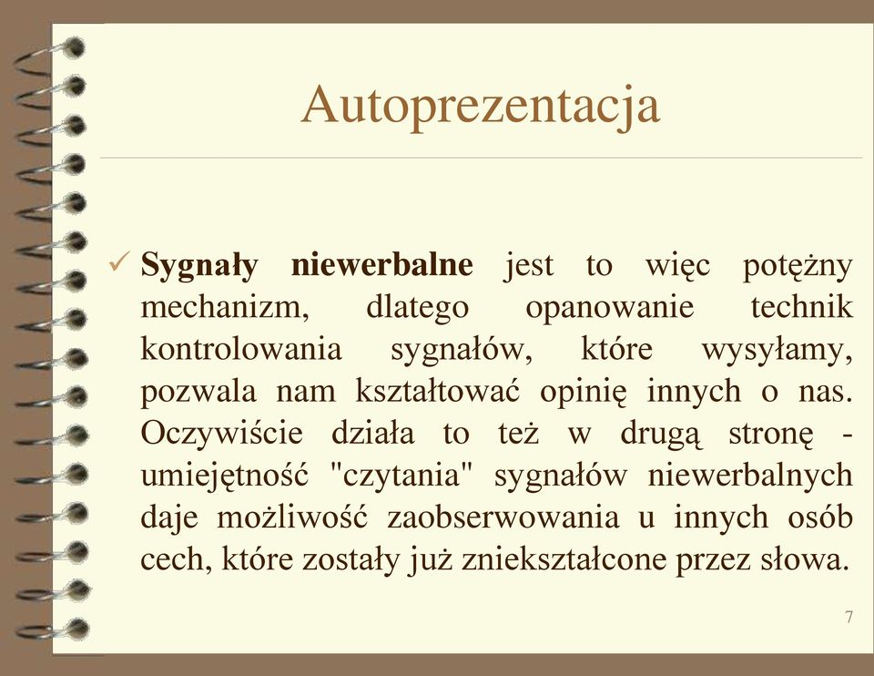 Oczywiście działa to też w drugą stronę - umiejętność "czytania" sygnałów niewerbalnych daje