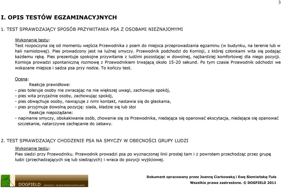 namiotowej). Pies prowadzony jest na luźnej smyczy. Przewodnik podchodzi do Komisji, z której członkami wita się podając każdemu rękę.