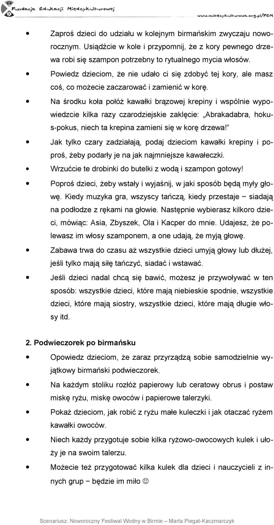 Na środku koła połóż kawałki brązowej krepiny i wspólnie wypowiedzcie kilka razy czarodziejskie zaklęcie: Abrakadabra, hokus-pokus, niech ta krepina zamieni się w korę drzewa!