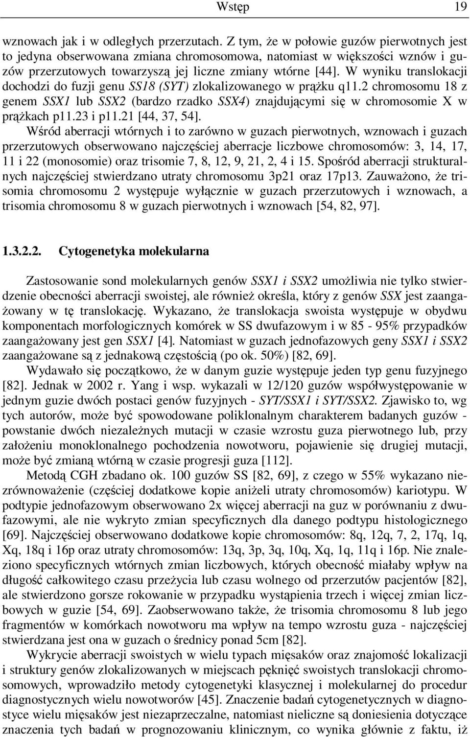 W wyniku translokacji dochodzi do fuzji genu SS18 (SYT) zlokalizowanego w prąŝku q11.2 chromosomu 18 z genem SSX1 lub SSX2 (bardzo rzadko SSX4) znajdującymi się w chromosomie X w prąŝkach p11.