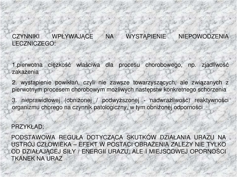 nieprawidłowej (obniżonej / podwyższonej - nadwrażliwość) reaktywności organizmu chorego na czynnik patologiczny, w tym obniżonej odporności PRZYKŁAD: