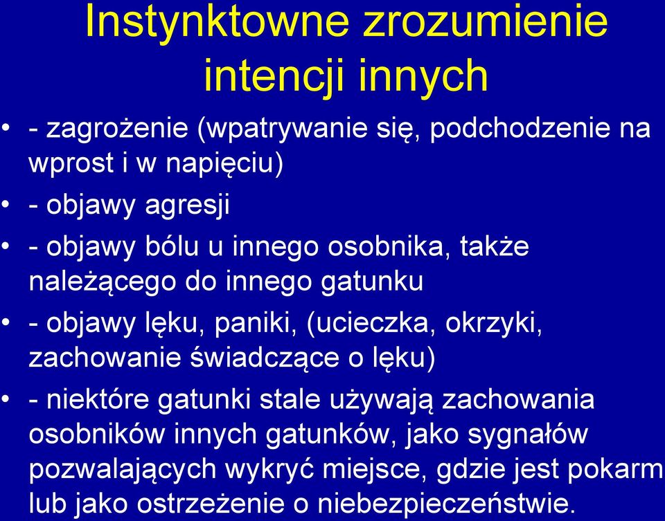 (ucieczka, okrzyki, zachowanie świadczące o lęku) - niektóre gatunki stale używają zachowania osobników innych