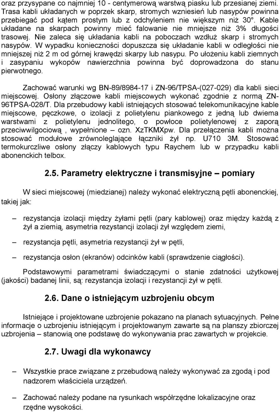 Kable układane na skarpach powinny mieć falowanie nie mniejsze niż 3% długości trasowej. Nie zaleca się układania kabli na poboczach wzdłuż skarp i stromych nasypów.