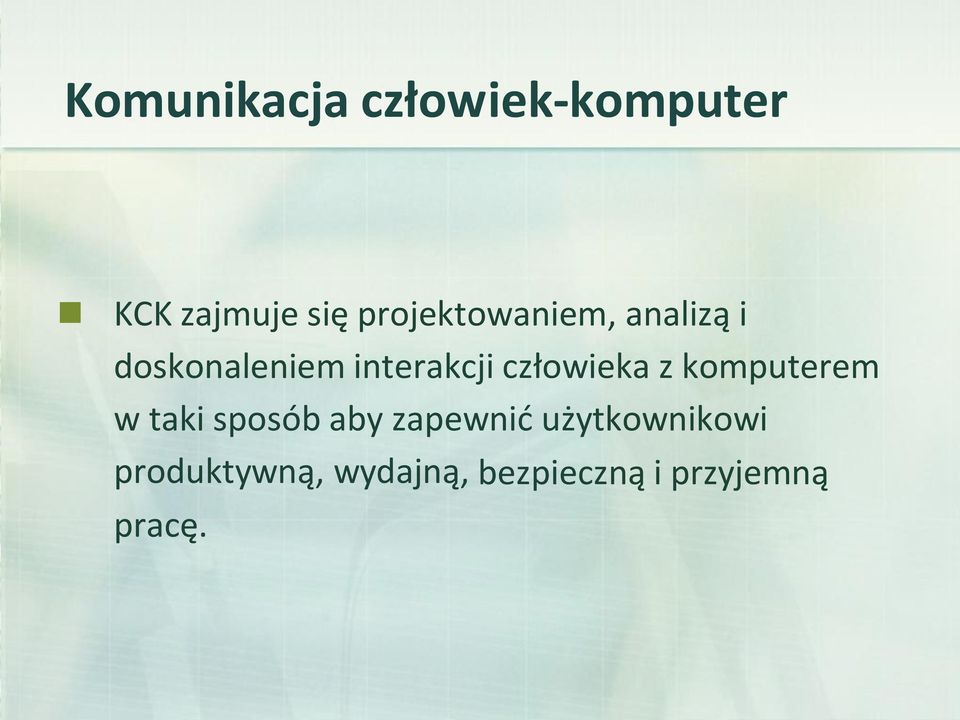 człowieka z komputerem w taki sposób aby zapewnić