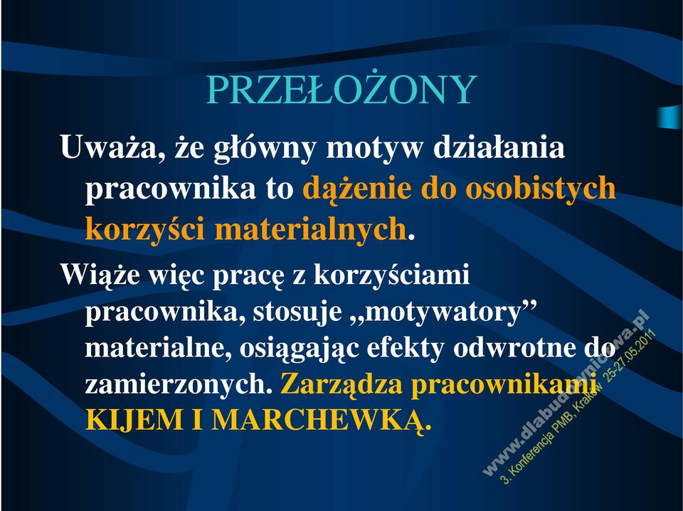 Wiąże więc pracę z korzyściami pracownika, stosuje motywatory