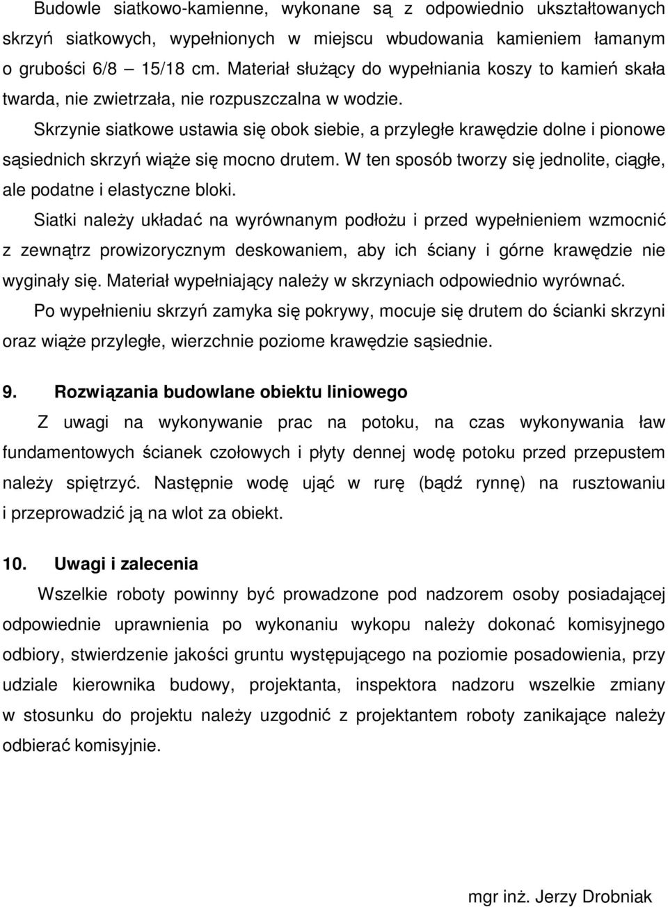 Skrzynie siatkowe ustawia się obok siebie, a przyległe krawędzie dolne i pionowe sąsiednich skrzyń wiąże się mocno drutem. W ten sposób tworzy się jednolite, ciągłe, ale podatne i elastyczne bloki.