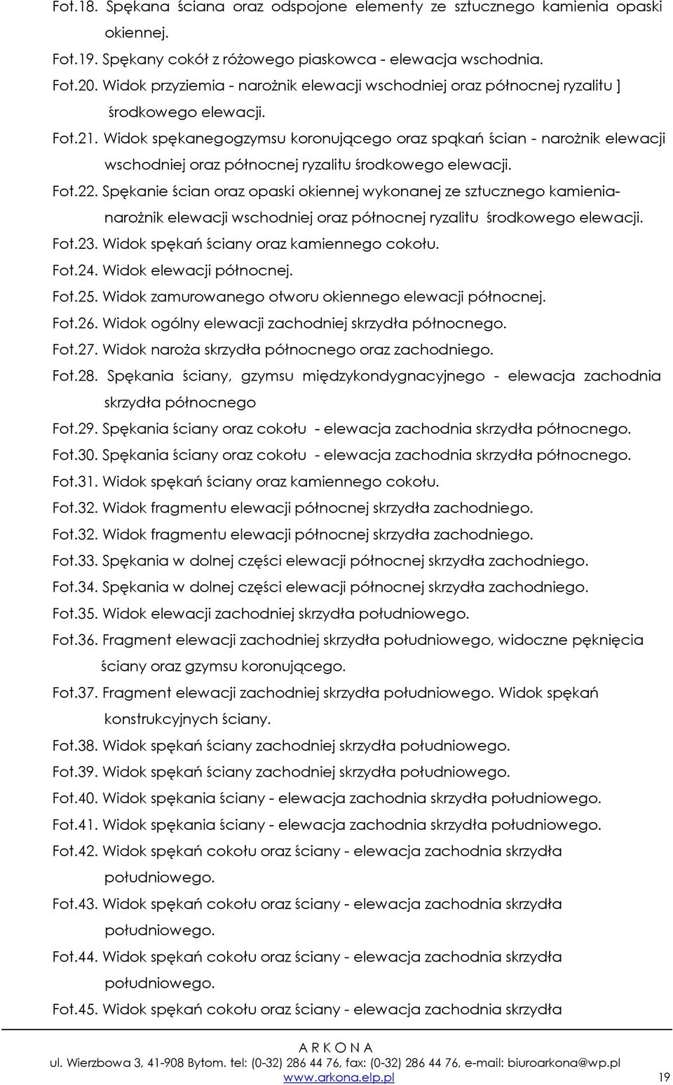 Widok spękanegogzymsu koronującego oraz spąkań ścian - naroŝnik elewacji wschodniej oraz północnej ryzalitu środkowego elewacji. Fot.22.