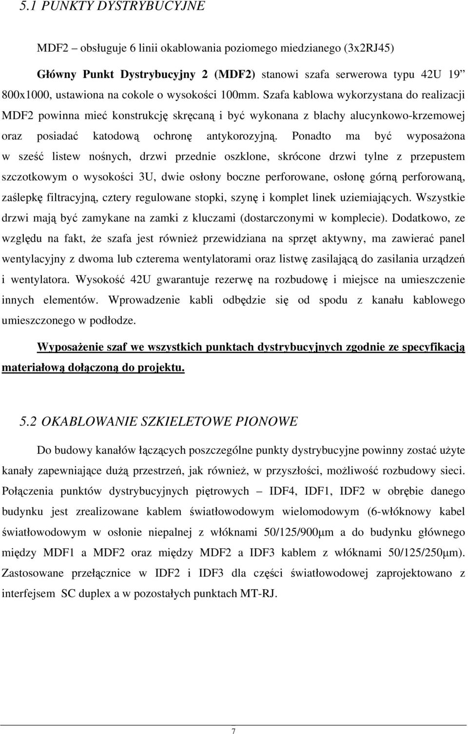 Ponadto ma być wyposażona w sześć listew nośnych, drzwi przednie oszklone, skrócone drzwi tylne z przepustem szczotkowym o wysokości 3U, dwie osłony boczne perforowane, osłonę górną perforowaną,