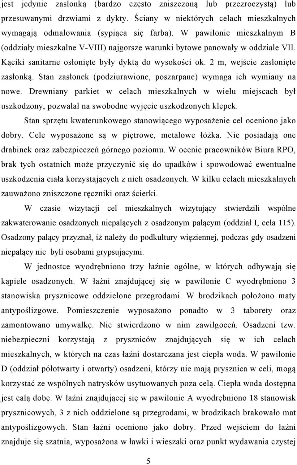 Stan zasłonek (podziurawione, poszarpane) wymaga ich wymiany na nowe. Drewniany parkiet w celach mieszkalnych w wielu miejscach był uszkodzony, pozwalał na swobodne wyjęcie uszkodzonych klepek.