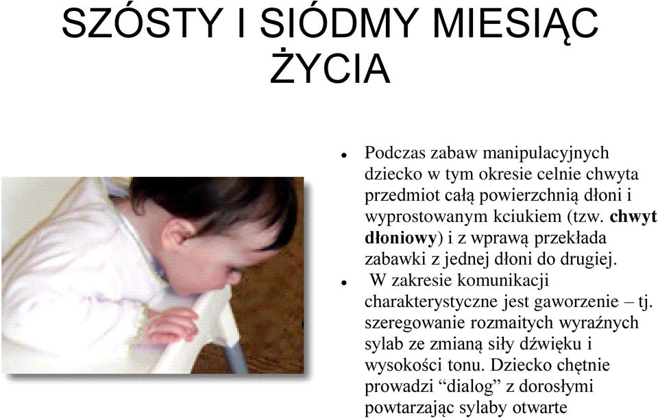 chwyt dłoniowy) i z wprawą przekłada zabawki z jednej dłoni do drugiej.