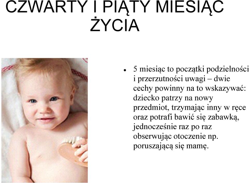 patrzy na nowy przedmiot, trzymając inny w ręce oraz potrafi bawić